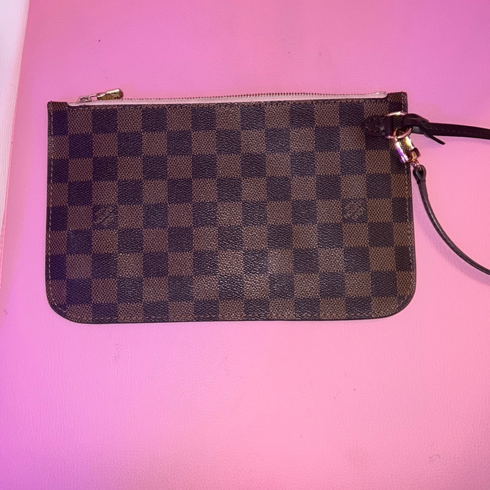 AUTHENTIC Neverfull MM pouch 💗